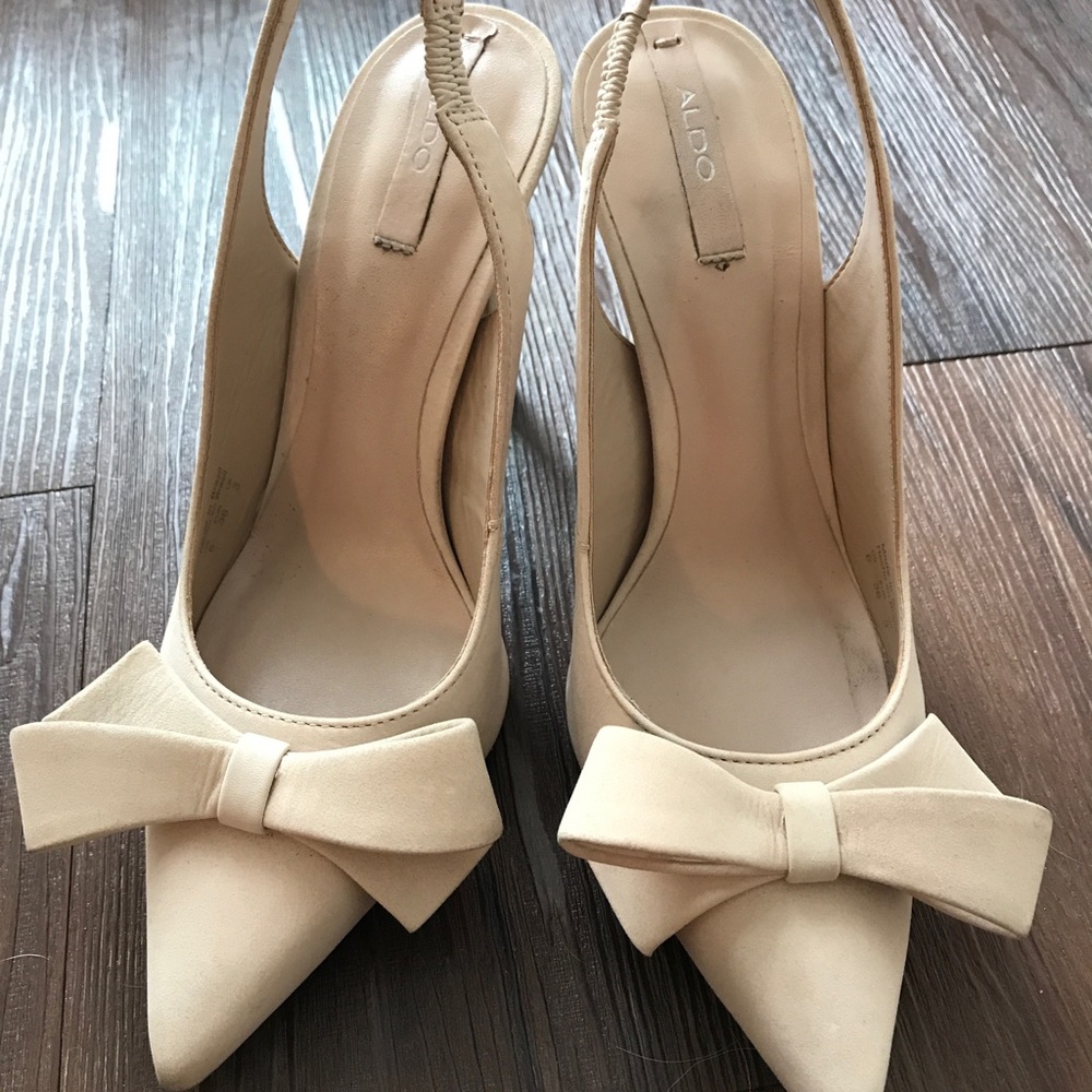 Suede pointy toe bow shoes
